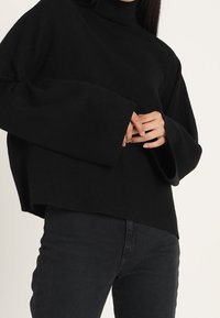 Noisy May Stickad tröja - black