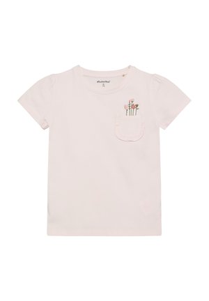 Lyserød bomuld t-shirt med korte ærmer, der har en flæset lomme med broderede blomster i forskellige farver. Enkel, rund halsudskæring.