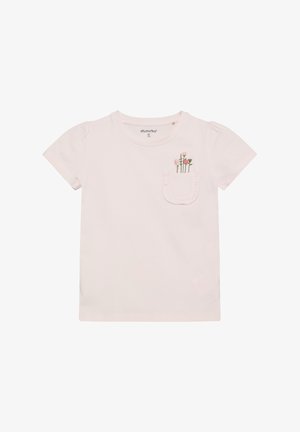 Hellrosa T-Shirt aus Baumwolle mit kurzen Ärmeln, versehen mit einer gerafften Tasche, die mit bestickten Blumen in verschiedenen Farben geschmückt ist. Einfacher, runder Ausschnitt.