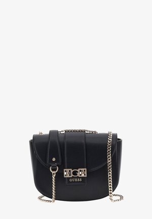 Borsa a tracolla in pelle nera con chiusura a pattina, tracolla a catena argentata e una prominente accentuazione del logo sul davanti. Texture liscia, forma compatta.