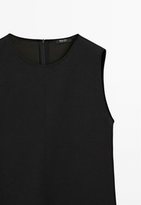 Schwarzes ärmelloses Kleid mit rundem Ausschnitt und Reißverschluss auf der Rückseite, aus glattem Stoff mit klaren, minimalistischen Nähdetails.