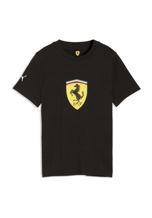 Czarny, krótki rękaw, t-shirt marki Puma z żółtym logo tarczy Ferrari z koziołkiem na piersi i inicjałami SF oraz logo Puma na rękawie.