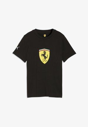 T-shirt noir à manches courtes Puma avec logo Ferrari jaune en forme d'écusson comprenant un cheval cabré et les initiales SF sur la poitrine, ainsi que le logo Puma sur la manche.