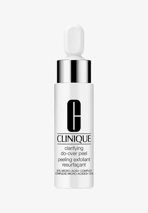Clinique Exfoliant in einer weißen Glasflasche mit schwarzem Text und einem silbernen Deckel, ausgestattet mit einem Tropfer für die Entnahme.