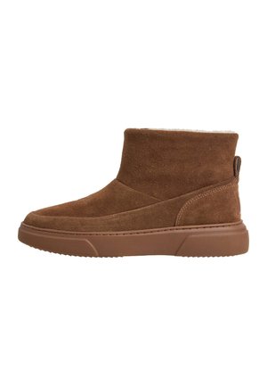 Brauner Wildleder-Stiefeletten mit dicker Gummisohle und Fleecefutter, konzipiert für den lässigen Wintergebrauch.