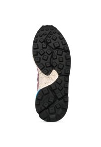 Semelle extérieure en caoutchouc noir avec un motif carré, dotée d'une semelle intermédiaire blanche et d'un accent bleu. Surface texturée pour une adhérence et une traction optimales.