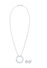 Silbernes Schmuckset bestehend aus einer Halskette mit einem runden Anhänger, der mit klaren Steinen verziert ist, sowie passenden Ohrsteckern.