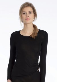 Chemise noire à manches longues en matériau léger, présentant un décolleté arrondi et une silhouette légèrement cintrée avec une texture lisse.