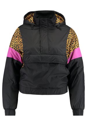 Zwarte cropped jas met een capuchon. Heeft een luipaardprint op de schouders en roze accenten op de mouwen. Glad, lichtgewicht materiaal.