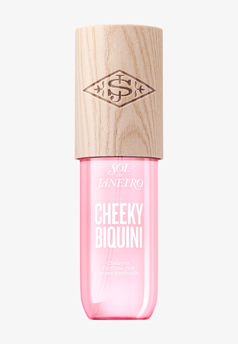 Flacon de spray parfum avec un corps translucide rose étiqueté "Cheeky Biquini" et un capuchon en bois embossé d'un logo.