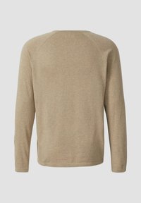 Beiger Pullover mit langen Ärmeln, Rundhalsausschnitt, Raglanärmeln und weicher Textur, mit geradem Saum und ohne sichtbare Muster oder Verzierungen.