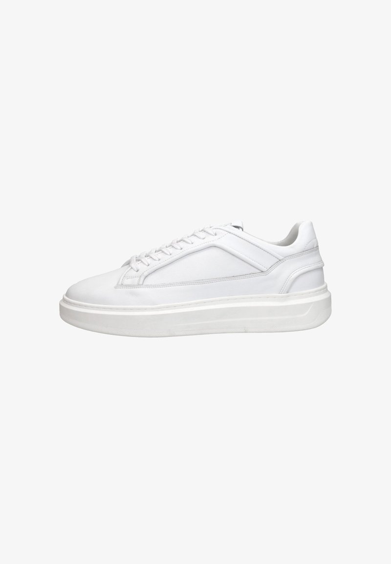 Witte sneaker van glad leer met een platte rubberen zool, ronde neus en vetersluiting. Accentstiksel aan de zijkant voegt detail toe.