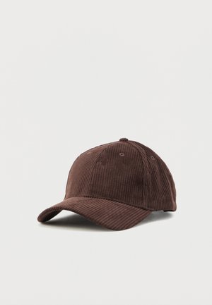 Gorra de béisbol marrón de pana con ojales cosidos y visera curva sobre un fondo blanco liso.