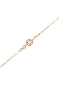 Bracciale in tonalità oro con design circolare, dotato di una piccola chiave e di un accento in pietra rotonda, che mette in evidenza una delicata catena e dettagli testurizzati.
