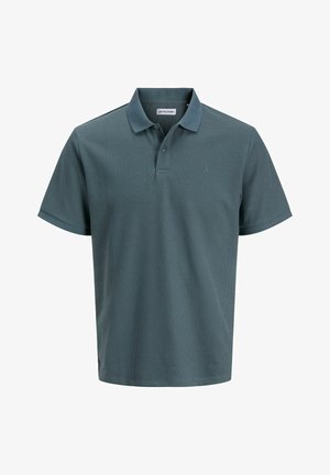 Tumedast teali värvi polo särk tekstuurse kangaga, kahe nupuga kaelus, lühikesed varrukad ja väike logo rinnal.