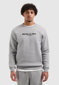 Grijze sweatshirt van katoenmix, ontwerp met ronde hals, geribbelde manchetten en zoom, met een opvallend zwart "BALLIN"-logo op de borst.