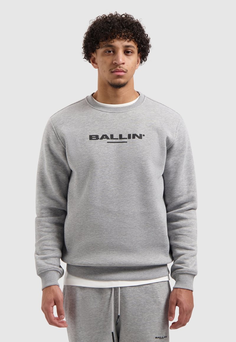 Grijze sweatshirt van katoenmix, ontwerp met ronde hals, geribbelde manchetten en zoom, met een opvallend zwart "BALLIN"-logo op de borst.