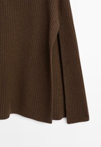 Brązowy sweter prążkowany, z długimi rękawami, bocznymi rozcięciami, teksturowanym materiałem i luźnym krojem. Prosty dekolt z miękkim, ciepłym wyglądem.