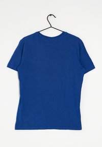 T-shirt in cotone blu con maniche corte, collo rotondo e design semplice; appesa a una gruccia nera su sfondo bianco.