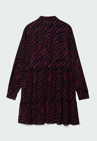 Langärmliges Kleid in Schwarz und Burgunderrot mit Zebramuster. Verfügt über einen schichten Rüschensaum und einen Kragen. Aus weichem, leichtem Stoff.