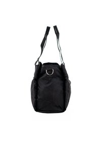 Bolso tote de tela negra con un acento de anillo de metal redondo, dos correas para el hombro, textura suave y un diseño flexible.