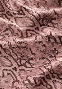 Tissu à motif python dans des tons rose, avec des écailles texturées et des accents plus sombres. Le matériau semble lisse et légèrement brillant.