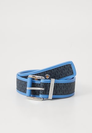 Ceinture à motifs bleu et noir comprenant une boucle en métal argenté, une bordure en cuir lisse et une plaque de marque avec "Michael Kors."