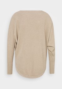 Beige stickad tröja med långa ärmar, rundad nederkant och en lös passform, med en texturerad yta och minimalistiska detaljer.