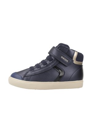 Sneaker high-top in pelle navy con cinturino in Velcro, suola in gomma e accenti beige a contrasto. Presenta una punta rotonda e un pannello laterale testurizzato.