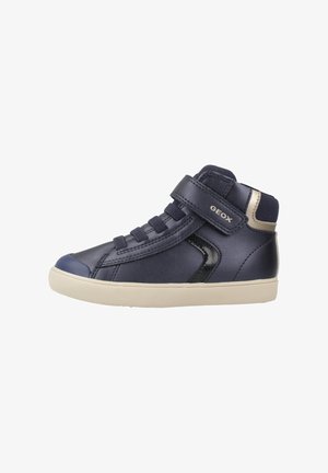 Sneaker high-top in pelle navy con cinturino in Velcro, suola in gomma e accenti beige a contrasto. Presenta una punta rotonda e un pannello laterale testurizzato.