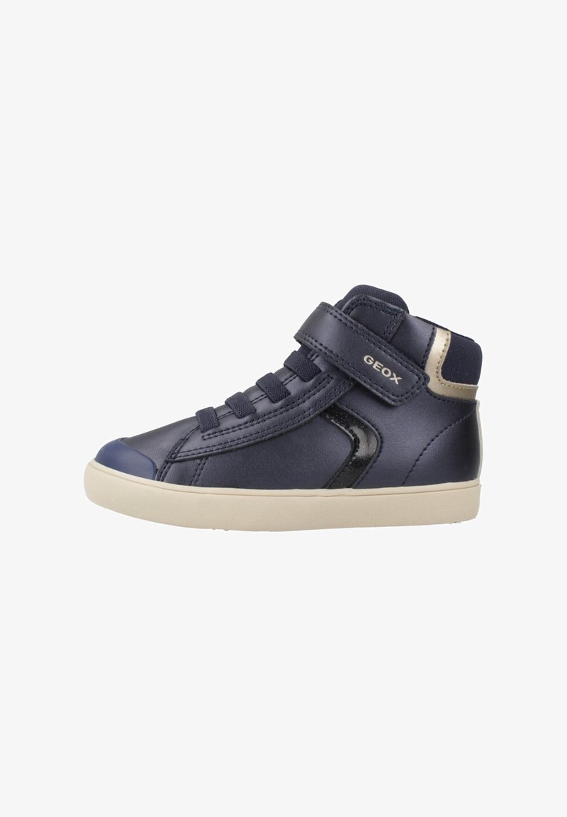 Sneaker high-top in pelle navy con cinturino in Velcro, suola in gomma e accenti beige a contrasto. Presenta una punta rotonda e un pannello laterale testurizzato.