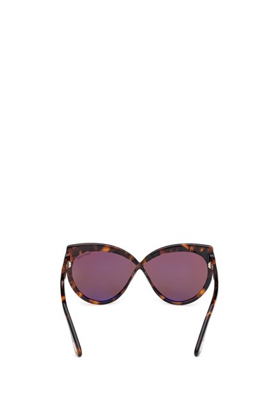 Occhiali da sole in tartaruga con forma a occhio di gatto, lenti colorate di viola scuro e sottili aste nere. Presentano piccoli accenti metallici sulle cerniere.