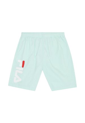 Lichtblauwe shorts met elastische taille en een witte en rode Fila-logo op het linkerbeen, gemaakt van lichtgewicht stof.