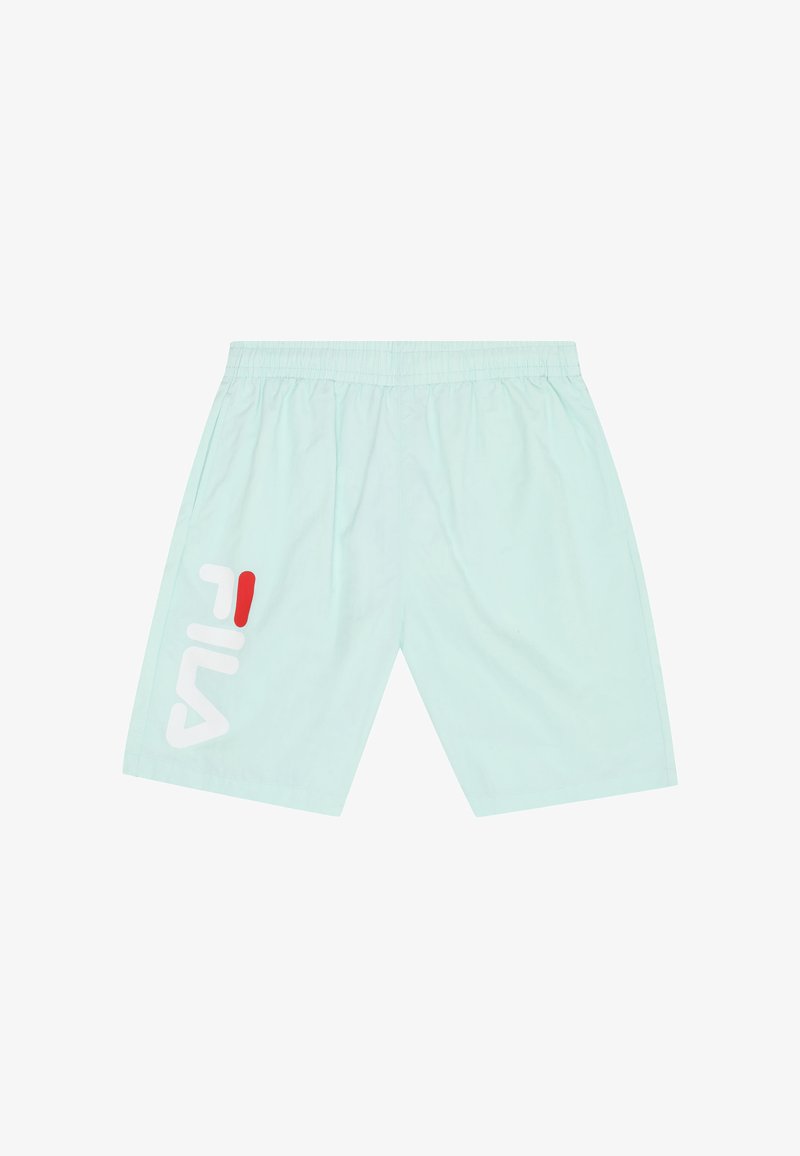 Shorts à taille élastique bleu clair avec logo Fila blanc et rouge sur la jambe gauche, fabriqués en tissu léger.