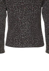 Langärmliges Oberteil aus grauem Stoff mit einem schwarz-braunen Leopardenmuster. Glatte Textur mit rundem Ausschnitt und taillierten Ärmeln.