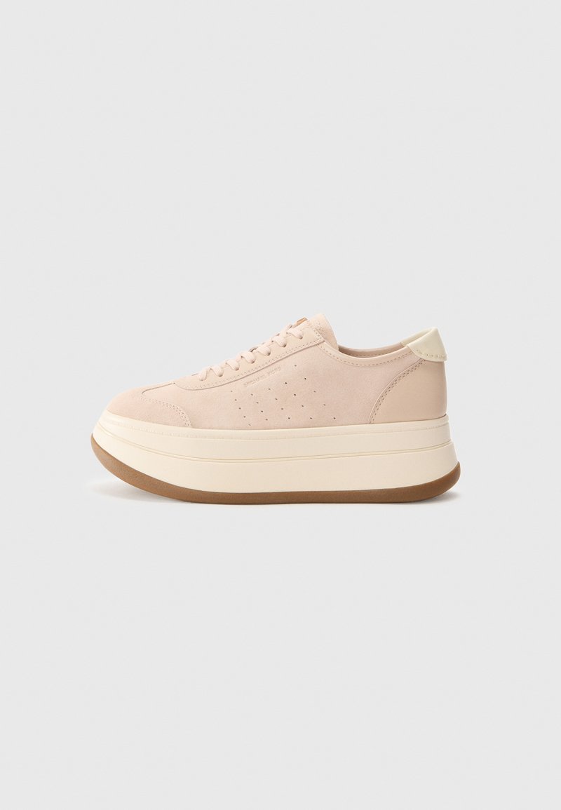 Sneaker in suede rosa chiaro con una spessa suola bianca e fondo in gomma testurizzato. Presenta perforazioni discrete e un accento beige nel tallone.