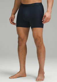 Tumesinine bokseritrussid siledast materjalist, mis on mugavalt ümbritsevad, pehme vöökohaga ja lühikeste jalgadega, sobivad igapäevaseks kandmiseks.