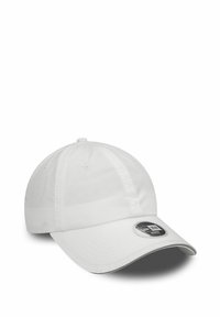 Weißer Baseballcap aus Stoff, mit runder Krone und geradem Schirm. Enthält ein rundes Logopatch auf der Vorderseite.