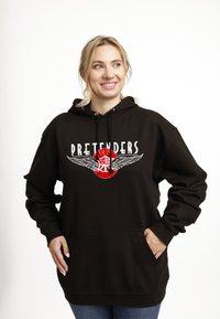 Felpa nera in cotone, con tasca frontale e un design grafico con elementi rossi e bianchi, tra cui ali e il testo "Pretenders".