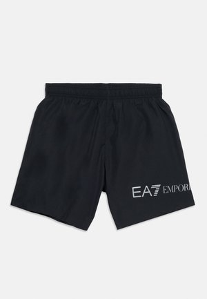 Shorts de înot pentru bărbați, negri, cu talie elastică și logo-ul alb "EA7 EMPORIO" pe partea inferioară dreaptă a piciorului, pe un fundal simplu.