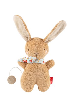 Lapin en peluche marron doux avec de longues oreilles, foulard floral et boîte à musique à tirette fixée sur fond blanc.
