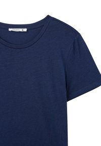 Granatowa bawełniana koszulka z okrągłym dekoltem, krótkimi rękawami i gładką fakturą. Metka widoczna wewnątrz kołnierza z napisem "Terranova".