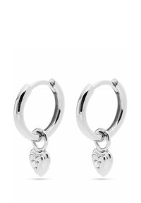 Orecchini a cerchio in argento con una finitura liscia, caratterizzati da un charm a forma di cuore staccabile con un gemma trasparente al centro.