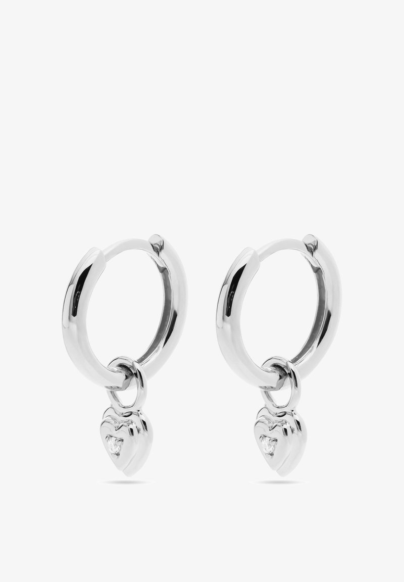Orecchini a cerchio in argento con una finitura liscia, caratterizzati da un charm a forma di cuore staccabile con un gemma trasparente al centro.