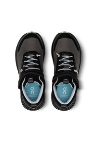 Chaussures étanches noires et grises avec un cuir texturé, bout arrondi, lacets blancs et semelle intérieure bleu clair. Comprend une sangle Velcro.