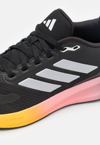 adidas Performance RUNFALCON - Løbesko til landevejen - core black/zero metallic/aurora black