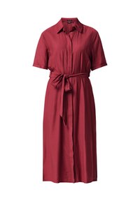 Abito camicia borgogna realizzato in tessuto morbido, con colletto, maniche corte, chiusura frontale a bottoni e cintura annodata in vita.