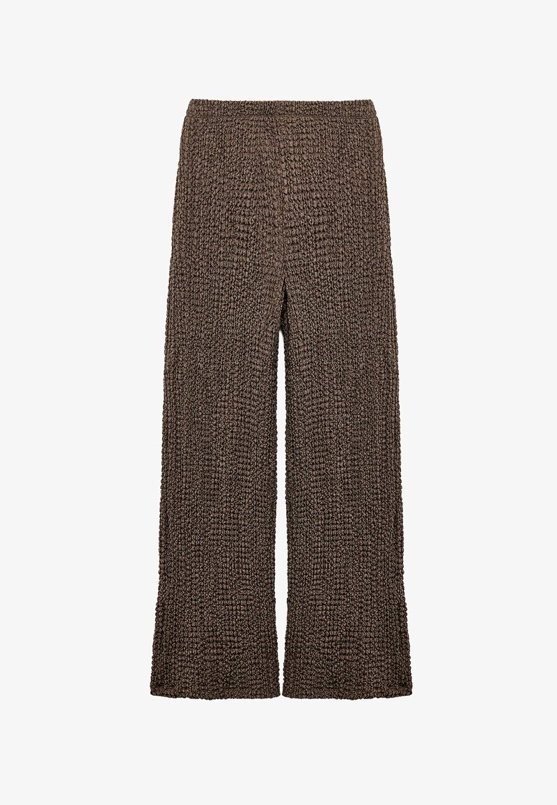 Pantalons marron à jambes larges en matière tricotée texturée, avec une ceinture flexible et une coupe ample, idéals pour le confort et la respirabilité.