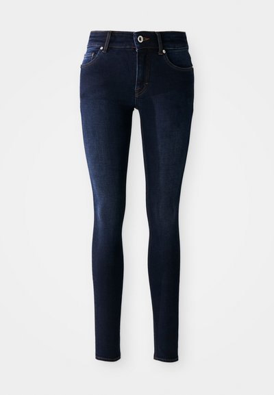 Tmavo modré úzke džínsy vyrobené z denimu, s vysokým pásom, dizajnom piatich vreciek a prešívaním na vreckách a páse.