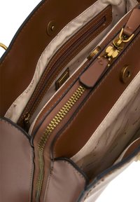 Guess STEPHI SATCHEL - Sac à main - hellbraun